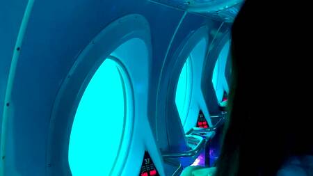 Управляет вибратором в киске брюнетки во время прогулки