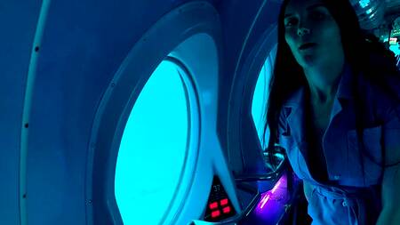 Управляет вибратором в киске брюнетки во время прогулки