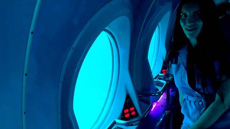 Управляет вибратором в киске брюнетки во время прогулки