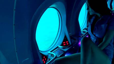 Управляет вибратором в киске брюнетки во время прогулки