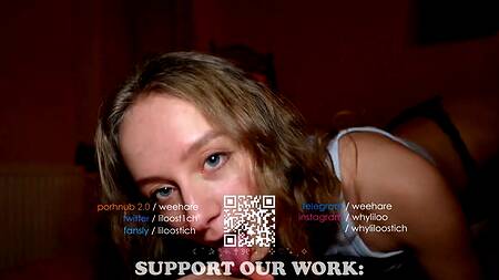 Милашка отодвигает трусики и отдается в попу после минета