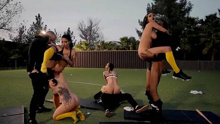 Парни в судную ночь трахают телок с футбольной команды