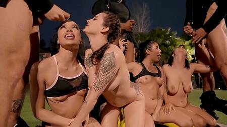 Парни в судную ночь трахают телок с футбольной команды