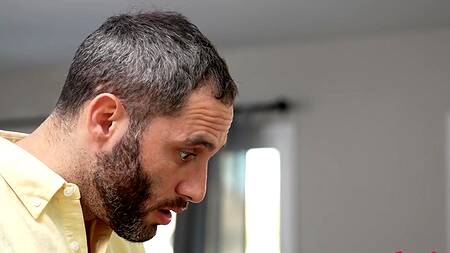 Отчим трахает рыжую падчерицу, а пасынок мачеху