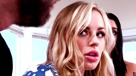 Жаркая ебля втроем помогает блондинке после расставания