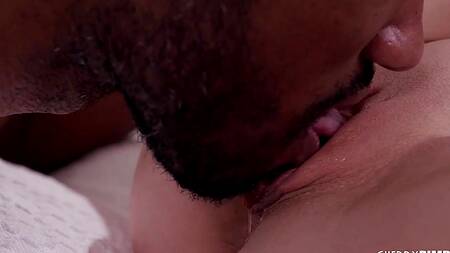 Негр дарит любимой новое белье и трахает её большим членом