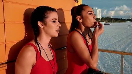 Спасатель Малибу трахает двух телок, проводя стажировку