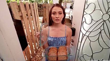 Хотела угостить соседа свежим хлебом, но угостила киской