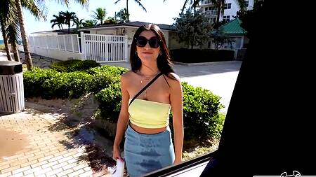 Телка не пожалела, что согласилась на еблю за деньги в фургоне