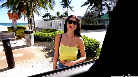 Телка не пожалела, что согласилась на еблю за деньги в фургоне