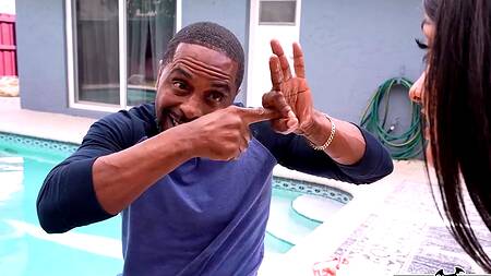 Жаркую красотку Zoey Sinn не испугать огромным членом