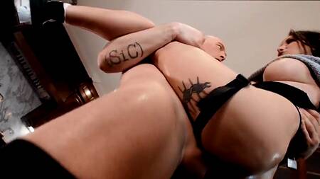 Красотка в трусиках на замке может ебаться в попку