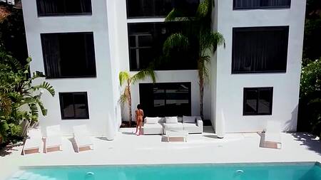 Жаркая красотка после бассейна идет к любимому ебаться