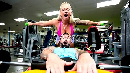 Блондинка в раздевалке спортзале страстно ебется с парнем