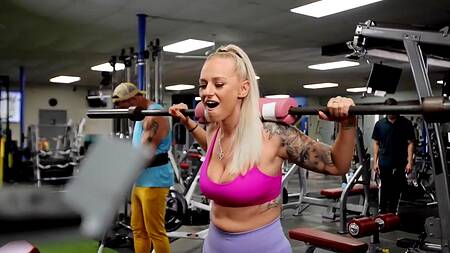 Блондинка в раздевалке спортзале страстно ебется с парнем