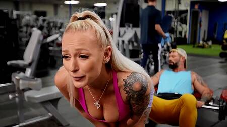 Блондинка в раздевалке спортзале страстно ебется с парнем