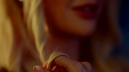 Белокурая жена не может уснуть без секса