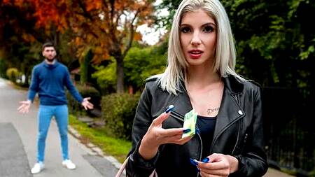 Парень за большие деньги разрешает девушке изменять