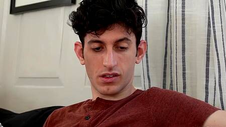 Подруга засовывает руку в красные трусы и соблазняет друга