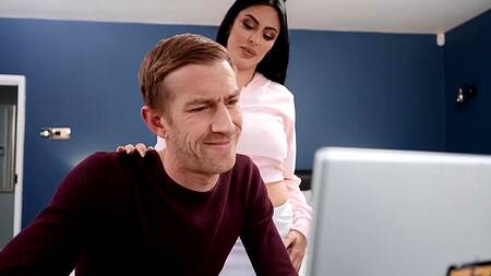 Пока жена в отъезде её функции выполняет подруга