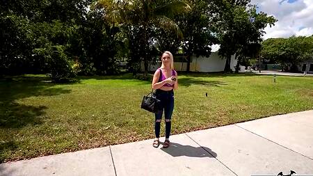 Блондинка не смогла устоять перед соблазном, отдалась за деньги