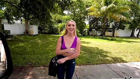 Блондинка не смогла устоять перед соблазном, отдалась за деньги