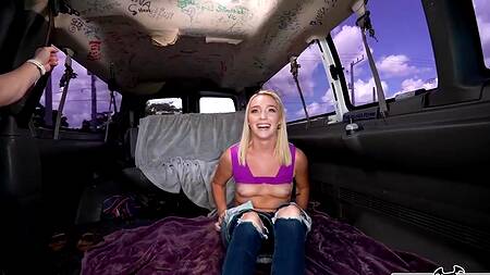 Блондинка не смогла устоять перед соблазном, отдалась за деньги