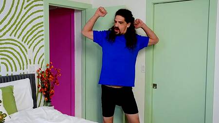 Показывает хуй, отвлекая от работы толстую домработницу