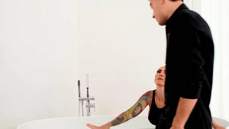 Рыжая телка принимает ванну в одежде и отдается в жопу