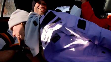 Angel Youngs отправилась в горы с друзьями и насладилась МЖМ