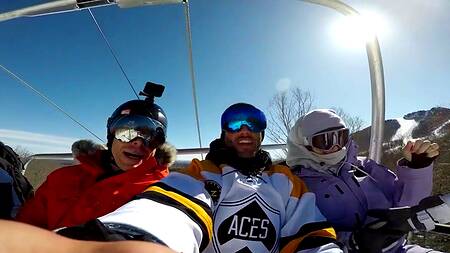 Angel Youngs отправилась в горы с друзьями и насладилась МЖМ