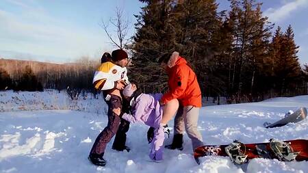 Angel Youngs отправилась в горы с друзьями и насладилась МЖМ