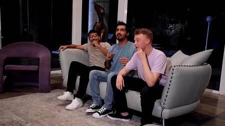 Пришли к другу в гости и вдвоем трахнули его мамку