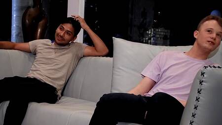 Пришли к другу в гости и вдвоем трахнули его мамку