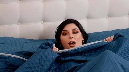 Милфа в леопардовом белье трахнула девушку резиновым хуем