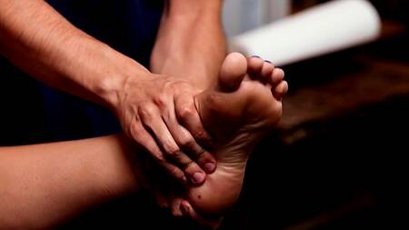 Массажист наслаждается своей работой - ебет клиентку в жопу