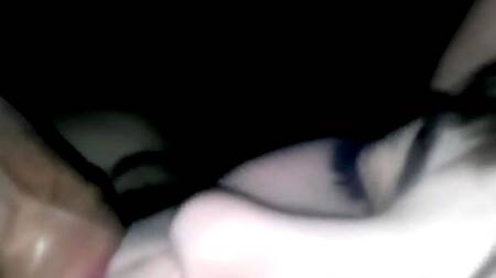 Сестра старается, делает брату качественный минет