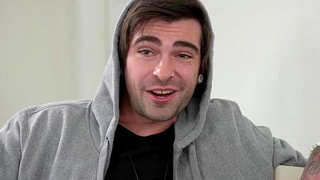 Красивые подруги соблазняют парней на еблю вчетвером