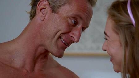 Засматривается на попку падчерицы и трахает её