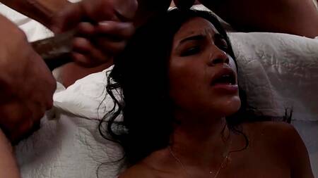 Красивая негритянка пробует ганг банг и буккаке