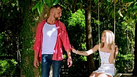 Любовь за деньги не купишь, красотка изменяет богатому мужу