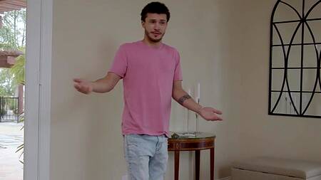 Парень помогает красивой подруге кончить