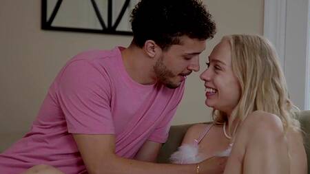 Парень помогает красивой подруге кончить