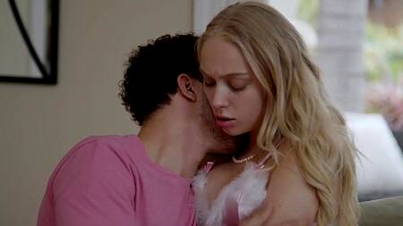 Парень помогает красивой подруге кончить