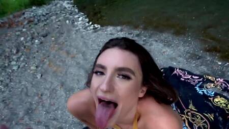 Отвела друга к реке, чтобы трахнуться на природе