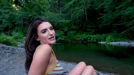 Отвела друга к реке, чтобы трахнуться на природе
