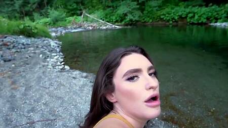 Отвела друга к реке, чтобы трахнуться на природе