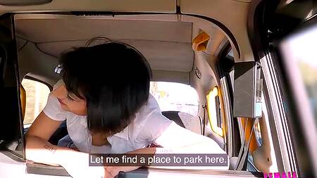 Студентка ездит в такси и платит за дорогу сексом