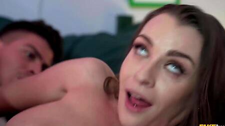 Подрочил на грудастую сестру и трахнул её