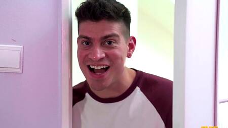 Подрочил на грудастую сестру и трахнул её